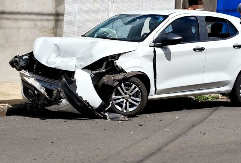 Conversão proibida provoca colisão entre dois veículos no Jardim Nova São Carlos
