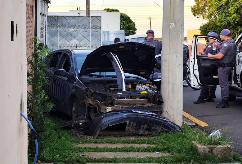 Carro colide contra poste na Vila Jacobucci 