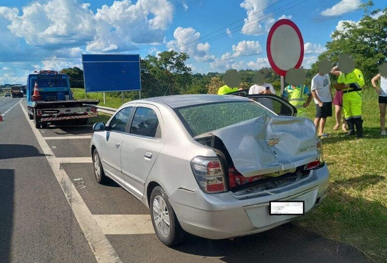 Ambulância colide com carro após frenagem brusca em radar na Washington Luís