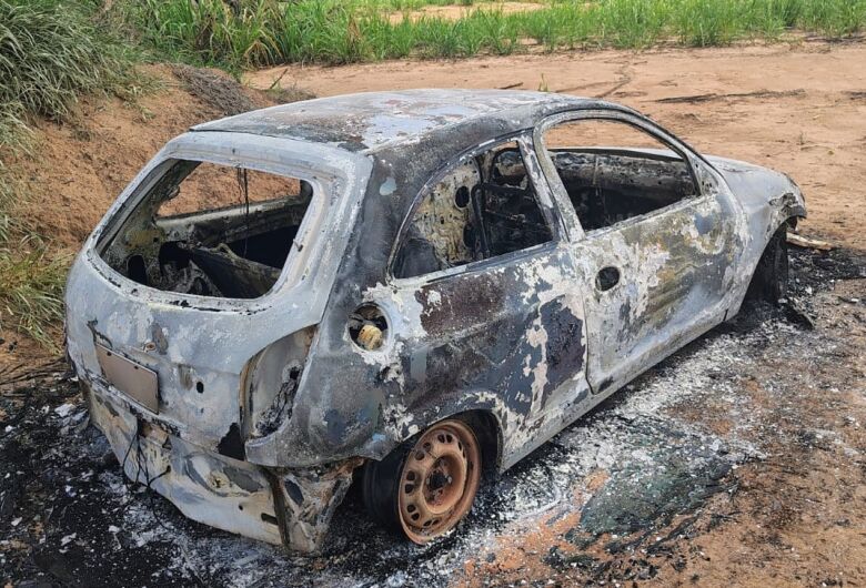 Carro que pode ter sido usado em homicídio em Descalvado é encontrado carbonizado