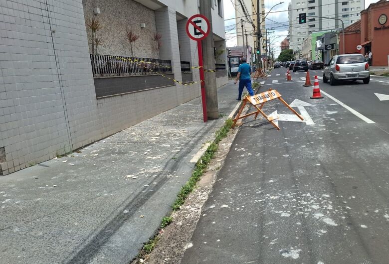 Ruas no Centro são bloqueadas devido a risco de queda de reboco