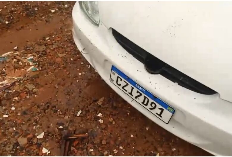 Corsa sem as rodas é abandonado no Antenor Garcia; procura-se o dono