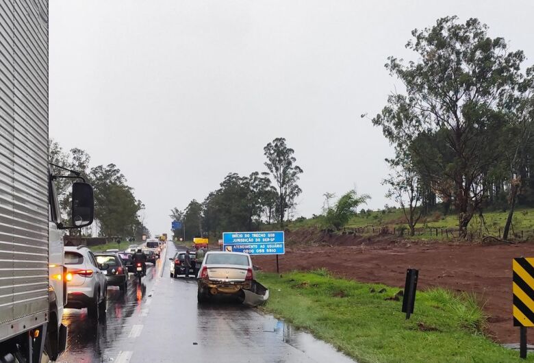 Engavetamento entre três veículos é registrado na SP-215