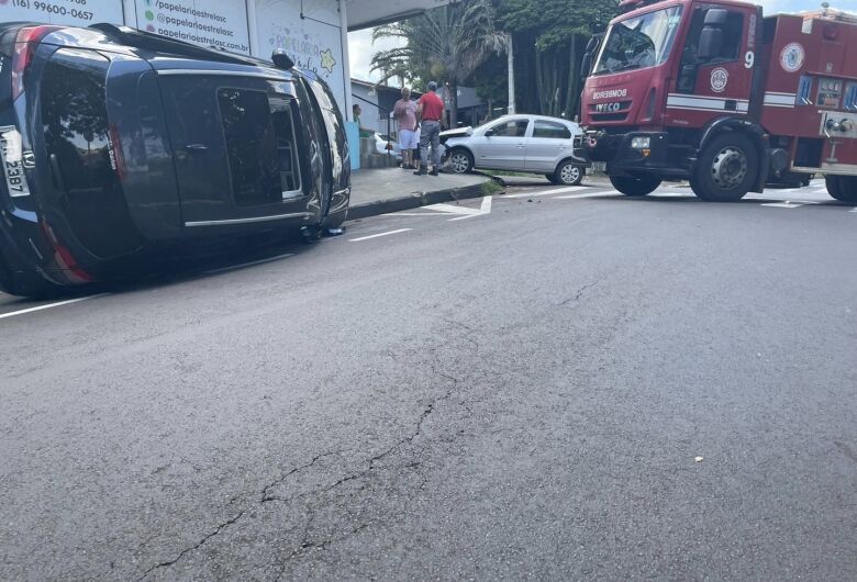 Carro tomba após colisão em cruzamento no Centro