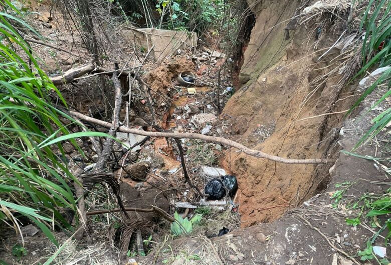 Moradores pedem solução para erosão no Jardim Tangará