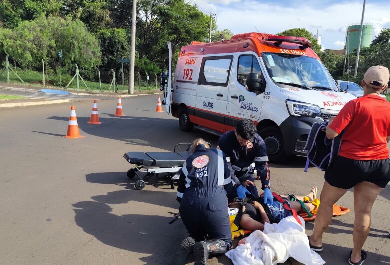 Passageira fica ferida após colisão entre moto e carro na rotatória do Shopping em São Carlos