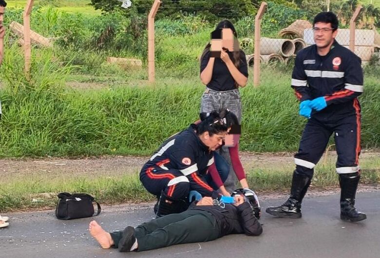 Motociclista fica ferida após motorista avançar pare no Jardim Zavaglia