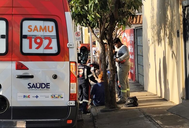 Colisão entre carro e moto deixa jovem ferida no Centro 