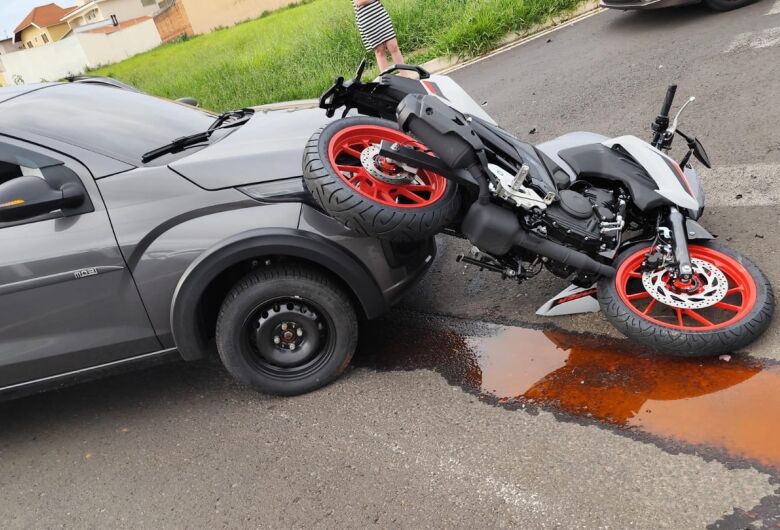 Colisão entre moto e carro deixa motociclista ferido no Planalto Paraíso