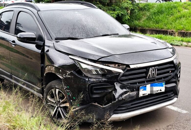 Mulher colide carro duas vezes e é socorrida pelo SAMU em São Carlos