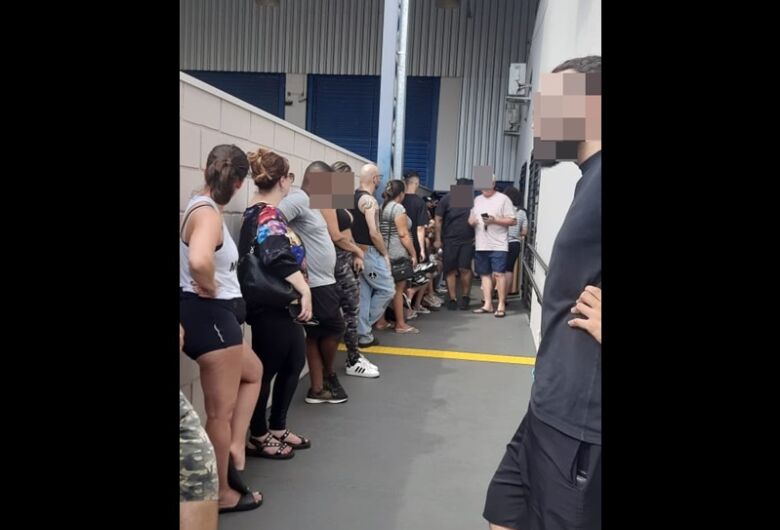 Usuários enfrentam filas de mais de duas horas nos Correios para retirada de encomendas