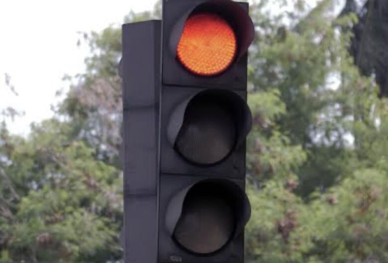 Novo semáforo começa a funcionar no cruzamento da Alfredo Maffei com Rui Barbosa