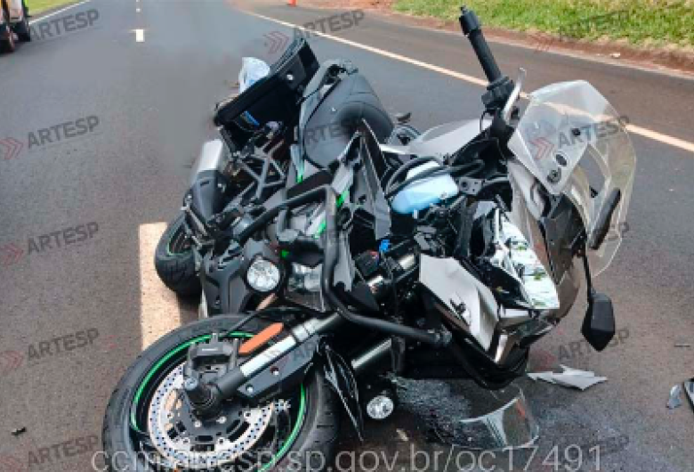 Motociclista morre e passageira fica gravemente ferida em colisão na SP-322