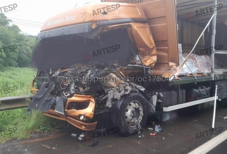 Colisão entre dois caminhões deixa vítima fatal na SP-333