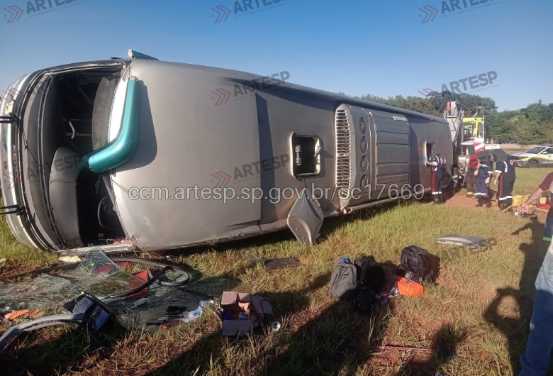 Tombamento de ônibus deixa três mortos na SP-326