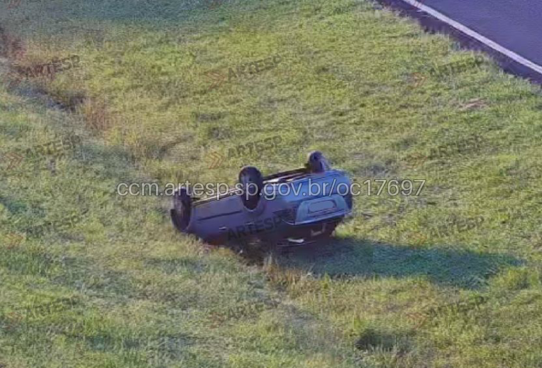 Carro capota após colisão na Washington Luís 