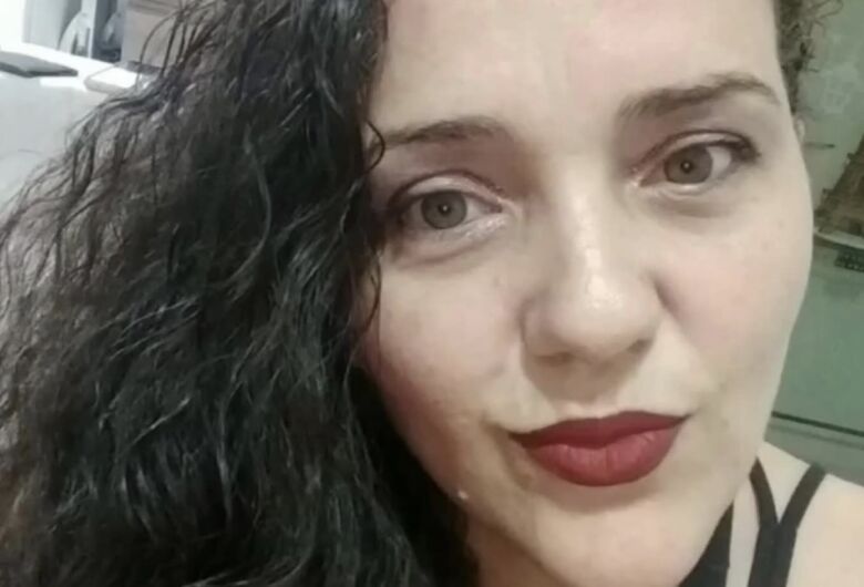 Mulher é assassinada a facadas pelo marido na frente dos filhos