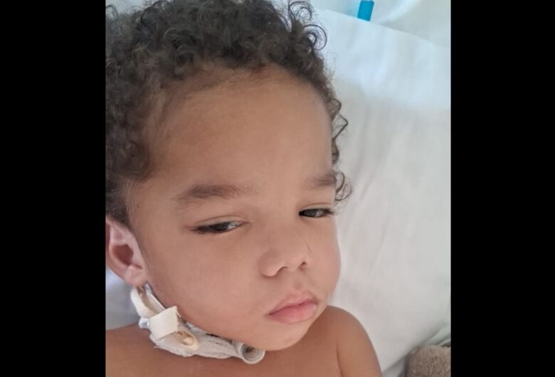 Garoto que ficou internado por mais de dois meses após se afogar deixa o hospital
