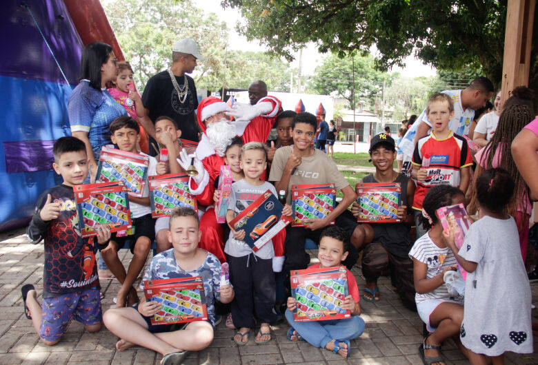 Papai Noel chega de helicóptero e leva alegria a diversos bairros de São Carlos