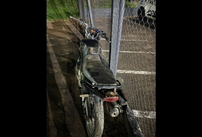 Motocicleta furtada é recuperada após perseguição policial no Cidade Aracy