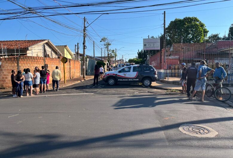 Mulher é morta a facadas pelo companheiro; autor foge, provoca colisão e também morre na SP-255 