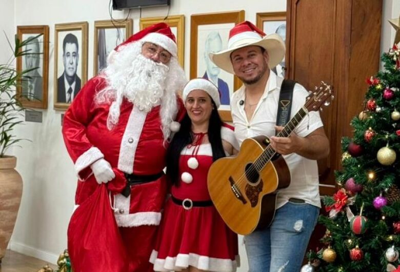 Cantor sertanejo PH realiza ação solidária de Natal na Santa Casa de São Carlos