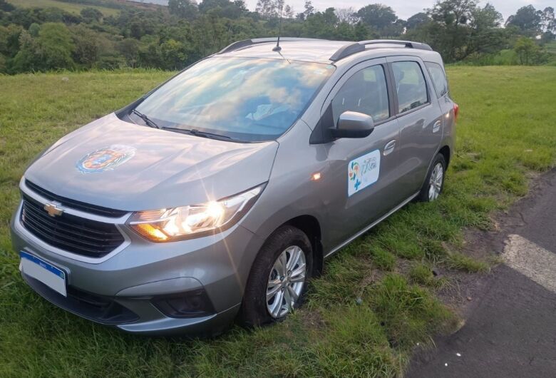 Veículo atinge objeto na Washington Luís e tem pneus danificados 