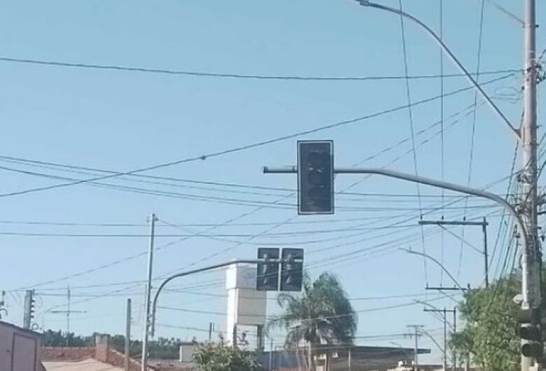 Novo semáforo começa a funcionar no cruzamento da Alfredo Maffei com Rui Barbosa