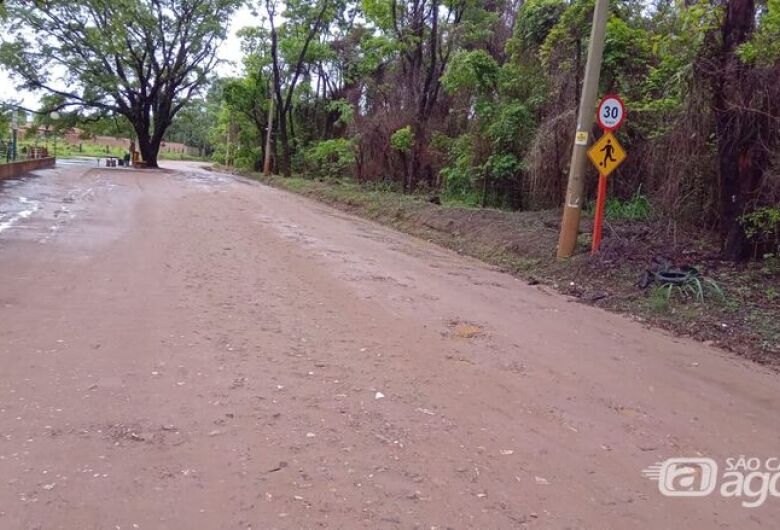 Moradores do Aracê Santo Antônio reclamam de buracos e descarte irregular de entulho nas ruas