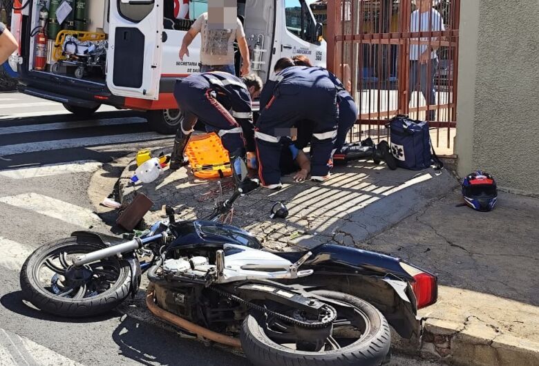 Mulher fica inconsciente após colisão entre carro e moto na Vila Costa do Sol
