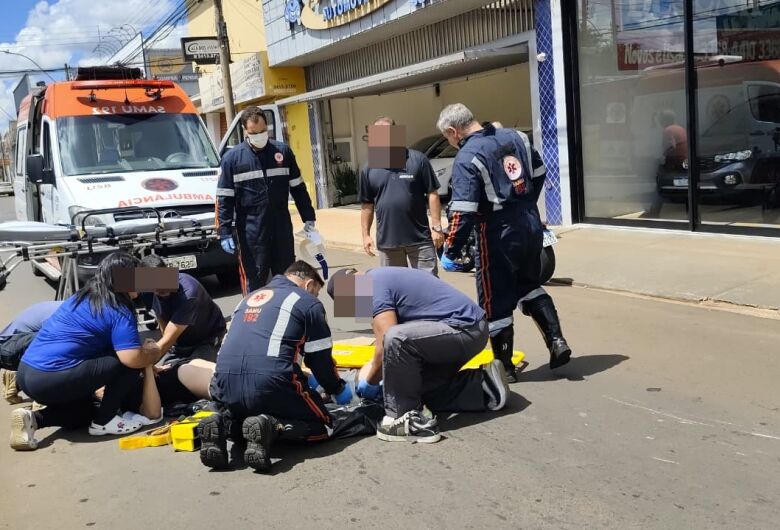 Motociclista fica ferido após bater em porta de carro na Avenida São Carlos