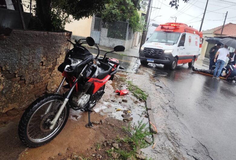 Motociclista é atingido e fica ferido após motorista avançar sinal de pare na Vila Marcelino