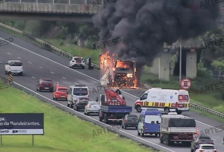Ônibus com funcionários de Unesp da região pega fogo na rodovia dos Bandeirantes em Campinas
