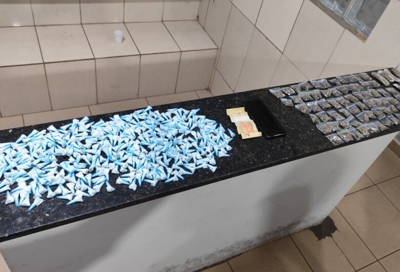 Adolescentes são detidos pela PM com grande quantidade de drogas em ponto conhecido no São Carlos V