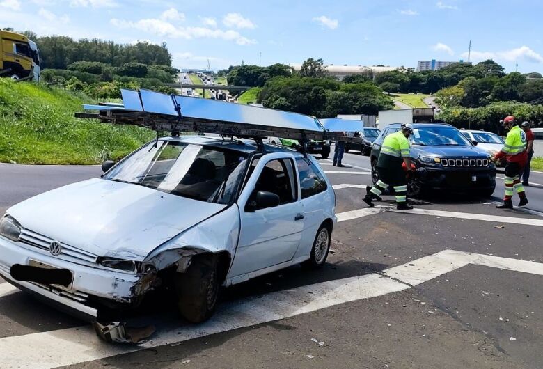 Colisão entre carros deixa dois feridos na rodovia Washington Luís em São Carlos
