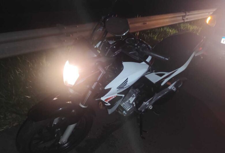 Motociclista fica ferido após ser fechado por carro na rodovia Washington Luís em São Carlos
