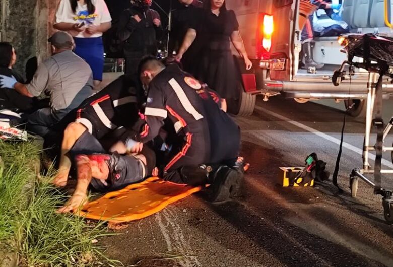 Motociclista fica gravemente ferido após perder controle e colidir em muro na curva do Joinha