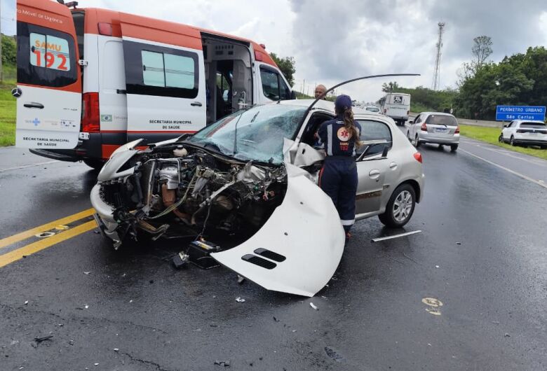 Colisão frontal entre carros deixa dois feridos na SP-318 em São Carlos