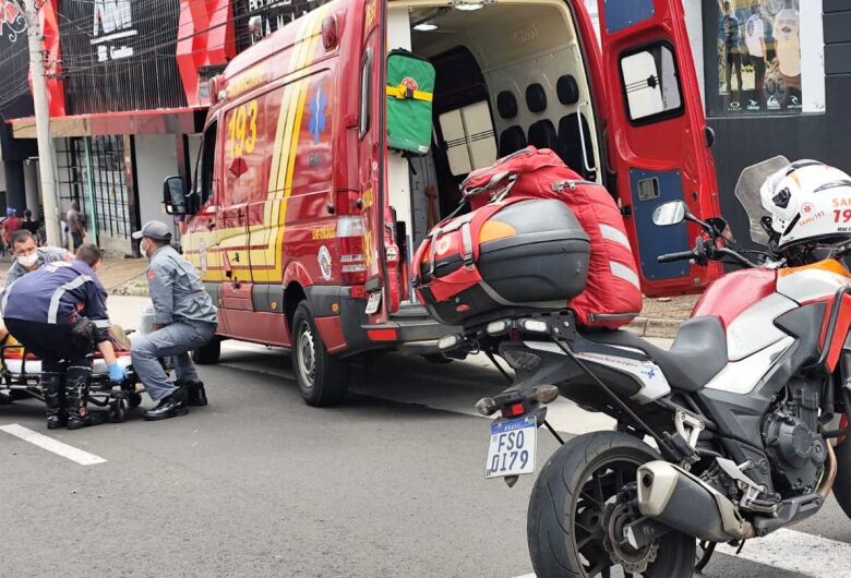 Mulher fica ferida após colisão entre moto elétrica e carro na avenida São Carlos