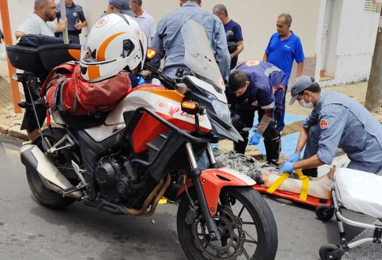 Motociclista cai sobre faixa de pedestres e fica ferido no Centro