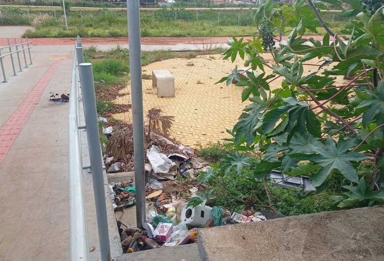 Moradores denunciam abandono e vandalismo no Piscinão da Vila Prado