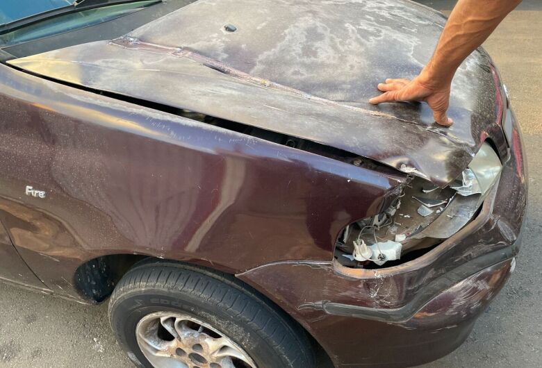 Carro bate na traseira de caminhão estacionado no Jardim Cruzeiro do Sul