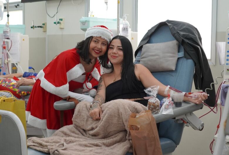 Ex-paciente da Nefrologia retorna à Santa Casa para levar carinho e esperança aos pacientes