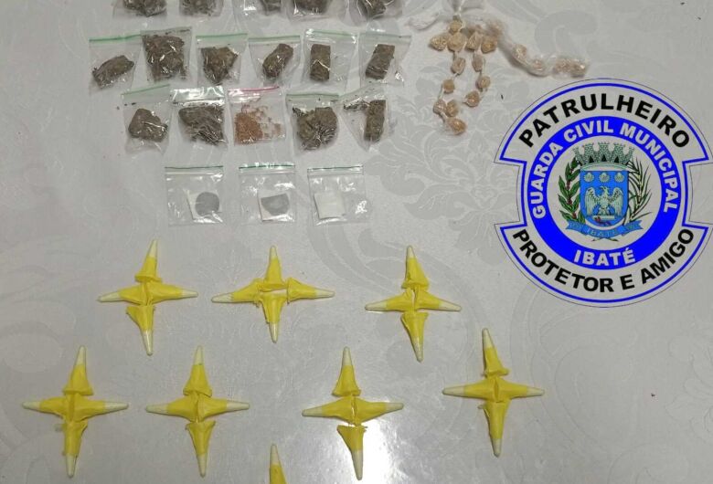 Guarda Municipal apreende drogas escondidas em praça de Ibaté