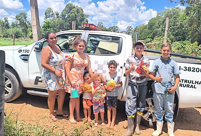 Patrulha Rural da PM realiza ação solidária de Natal na zona rural