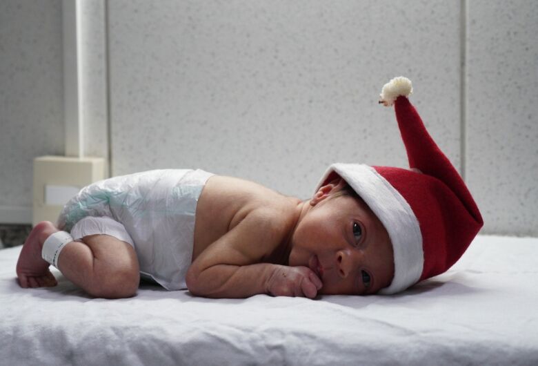 Natal humanizado leva carinho e acolhimento a bebês da UTI Neonatal da Santa Casa