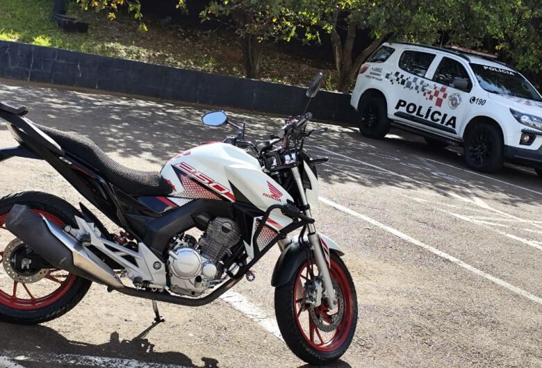 Menor de 14 anos é apreendido após perseguição e recuperação de moto furtada no Cidade Aracy