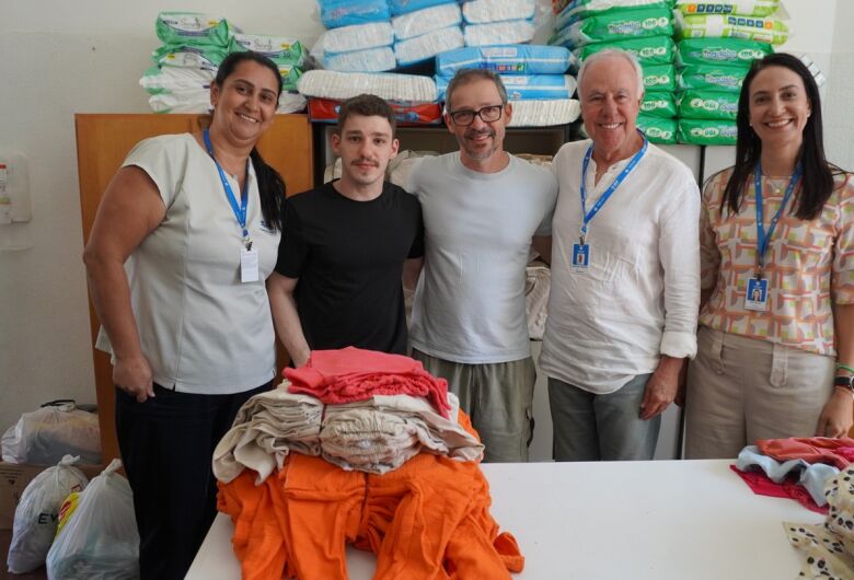 Voluntárias da Maternidade da Santa Casa recebem doação de roupas infantis