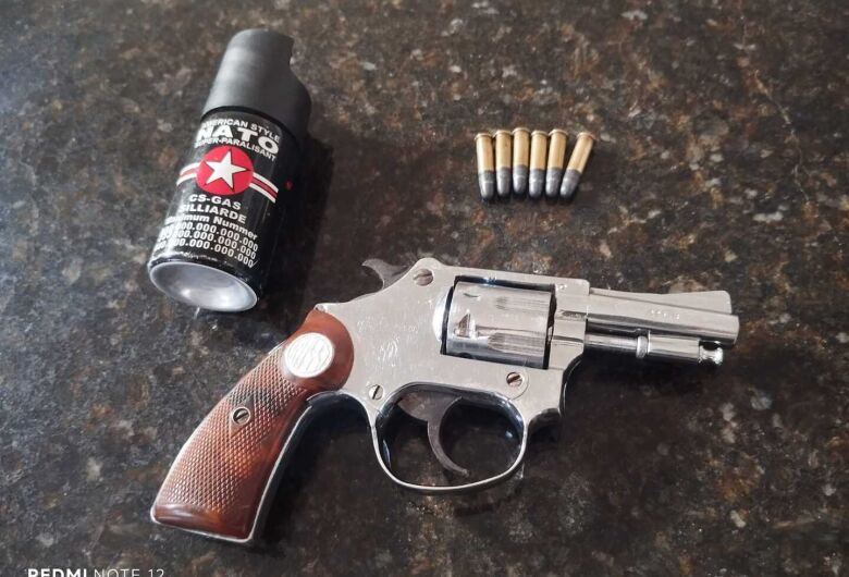 Mulher é detida pela PM com arma de fogo após briga entre vizinhos no Boa Vista