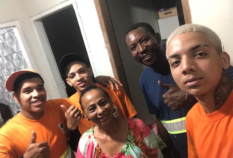 Moradora mantém tradição solidária e oferece ceia aos garis há mais de seis anos em São Carlos